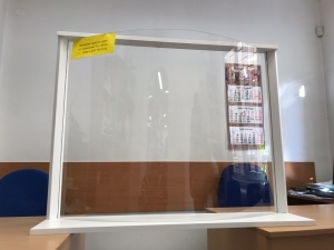 Прозрачен защитен екран от плексиглас 79 х100 cm
